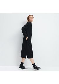 Mohito - Sukienka dresowa Eco Aware - Czarny. Kolor: czarny. Materiał: dresówka #1