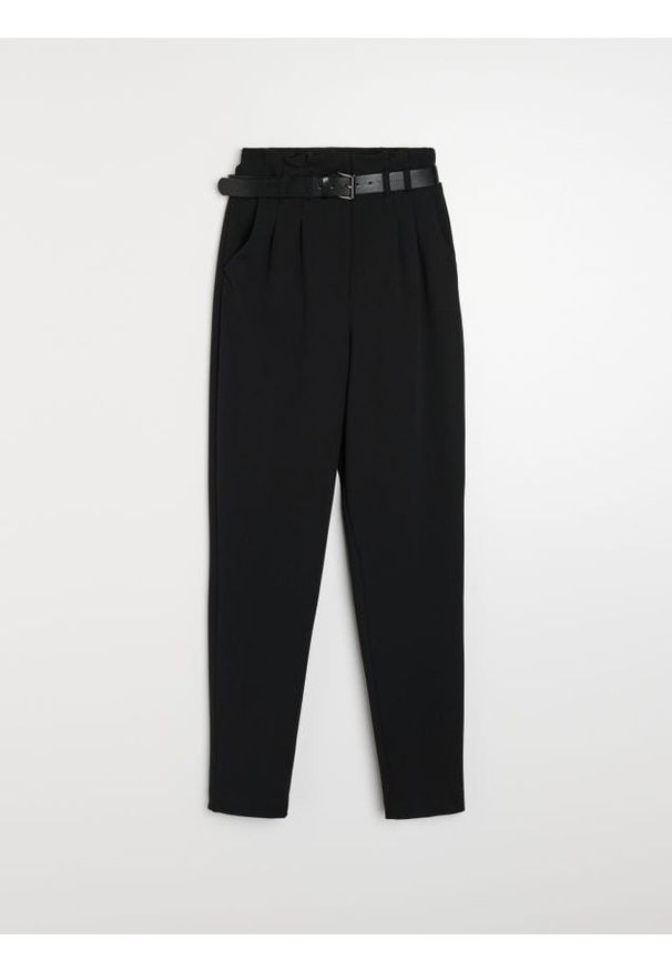 Sinsay - Eleganckie cygaretki paperbag z paskiem - czarny. Kolor: czarny. Styl: elegancki