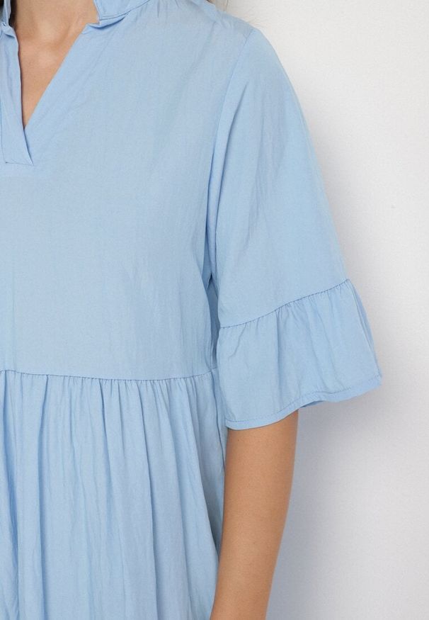 Born2be - Jasnoniebieska Sukienka Rozkloszowana z Wiskozą Ozdobiona Falbanami Eviriane. Okazja: na co dzień. Typ kołnierza: dekolt w serek. Kolor: niebieski. Materiał: wiskoza. Wzór: aplikacja. Typ sukienki: proste. Styl: casual