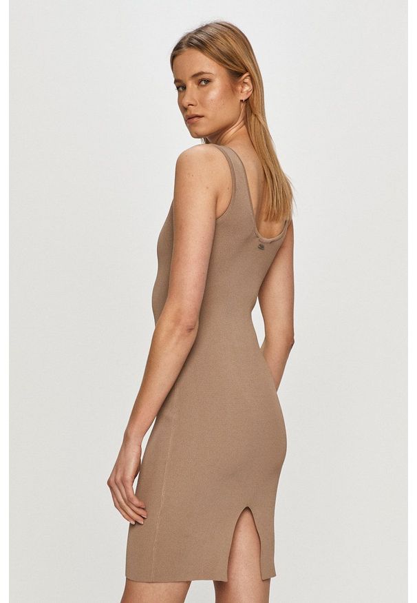 Guess - Sukienka. Okazja: na co dzień. Kolor: beżowy. Materiał: dzianina. Długość rękawa: na ramiączkach. Typ sukienki: proste. Styl: casual
