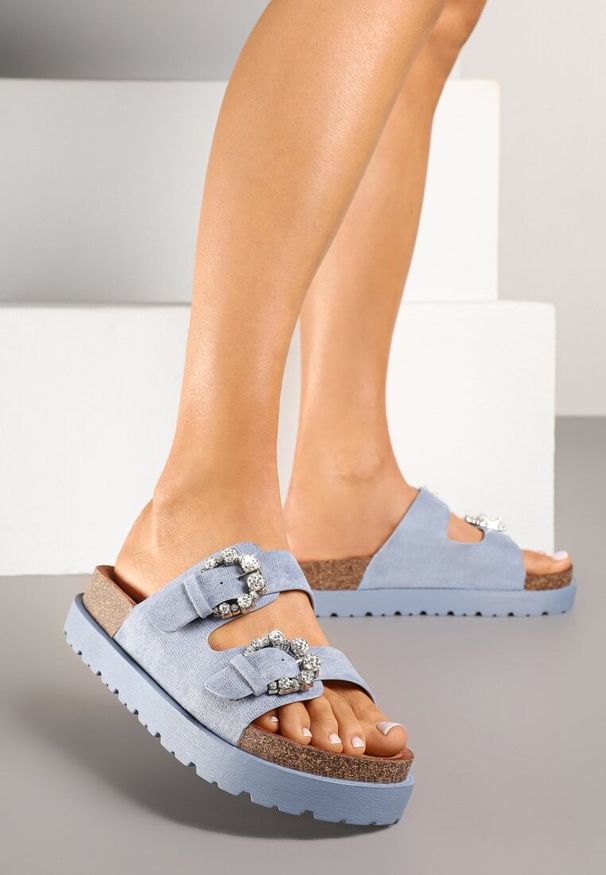 Renee - Niebieskie Klapki na Platformie z Korka Ozdobione Cyrkoniami Orrisca. Kolor: niebieski. Materiał: jeans. Wzór: aplikacja. Sezon: lato. Obcas: na platformie