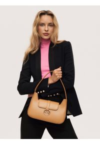 Kazar - Jasnobrązowa torebka baguette z klapką. Kolor: brązowy. Wzór: aplikacja. Materiał: skórzane. Styl: elegancki. Rodzaj torebki: na ramię #5