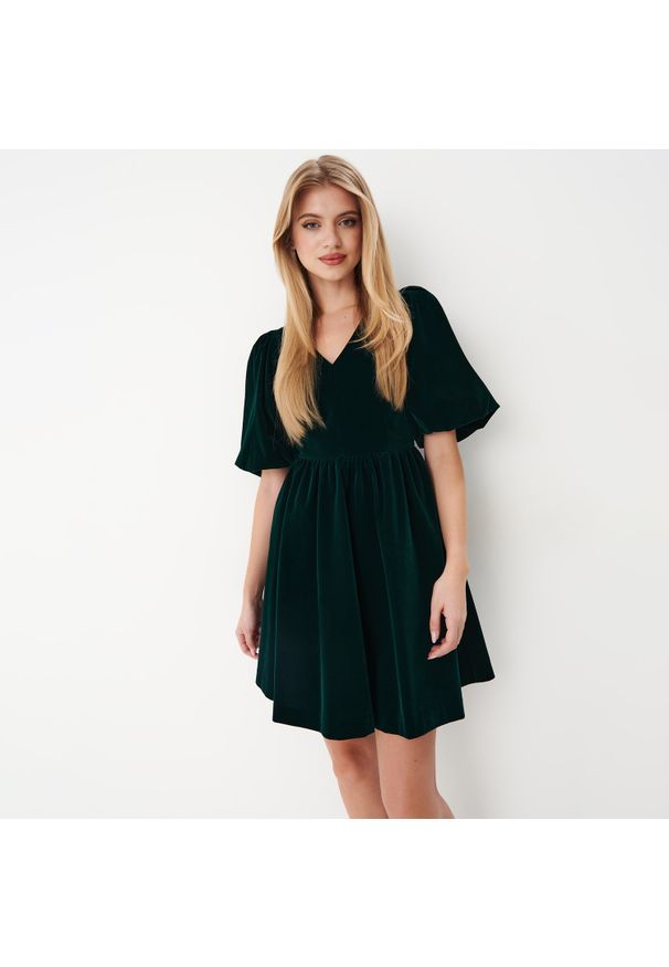 Mohito - Welurowa zielona sukienka mini - Khaki. Kolor: brązowy. Materiał: welur. Długość: mini