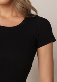 Born2be - Czarny Gładki T-shirt o Krótszym Kroju Errora. Okazja: na co dzień. Kolor: czarny. Materiał: materiał, jeans. Długość: krótkie. Wzór: gładki. Styl: casual #6