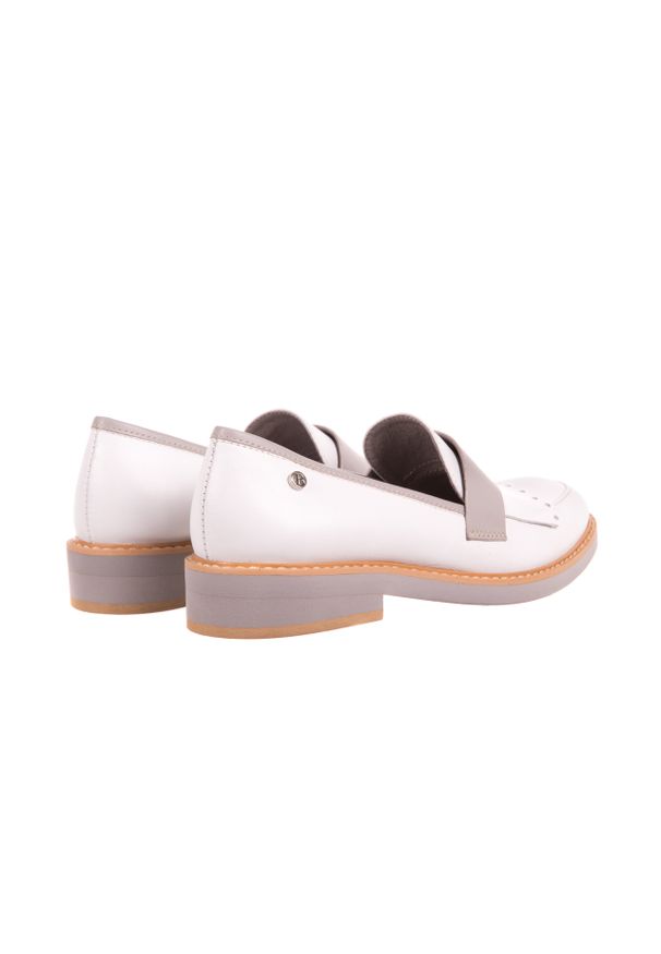 Mokasyny Bayla-156 3287 Bufino Bianco Mustang Szary/ Biały, Skóra naturalna. Okazja: na co dzień. Zapięcie: pasek. Kolor: biały. Materiał: skóra. Szerokość cholewki: normalna. Styl: casual