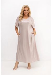 Moda Size Plus Iwanek - Wizytowa sukienka maxi Aurora szampański beż z połyskiem z lureksu na wesele PLUS SIZE OVERSIZE LATO. Okazja: na wesele, na ślub cywilny. Kolekcja: plus size. Kolor: beżowy. Materiał: poliester, tkanina, elastan, materiał. Sezon: lato. Typ sukienki: oversize, dla puszystych. Styl: wizytowy. Długość: maxi #1