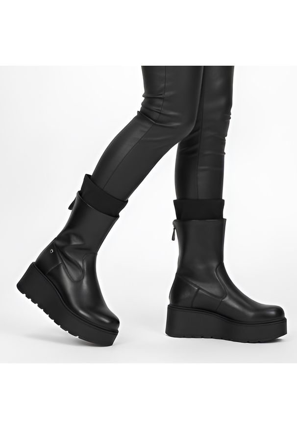 Czarne Botki Maciejka Stylowe Buty Damskie Na Platformie. Okazja: na co dzień. Kolor: czarny. Materiał: skóra. Szerokość cholewki: normalna. Obcas: na platformie. Styl: elegancki