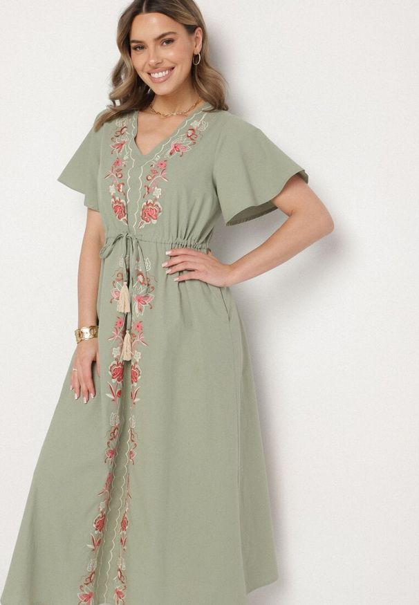 Born2be - Zielona Bawełniana Sukienka Boho o Rozkloszowanym Kroju z Haftem i Frędzlami Modixa. Okazja: na co dzień. Typ kołnierza: dekolt w serek. Kolor: zielony. Materiał: bawełna. Długość rękawa: krótki rękaw. Wzór: haft. Typ sukienki: rozkloszowane. Styl: boho