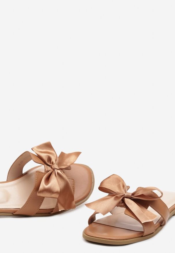 Born2be - Brązowe Klapki z Wyciętymi Paskami i Ozdobną Kokardą Vimelia. Kolor: brązowy. Materiał: len. Sezon: lato. Obcas: na płaskiej podeszwie