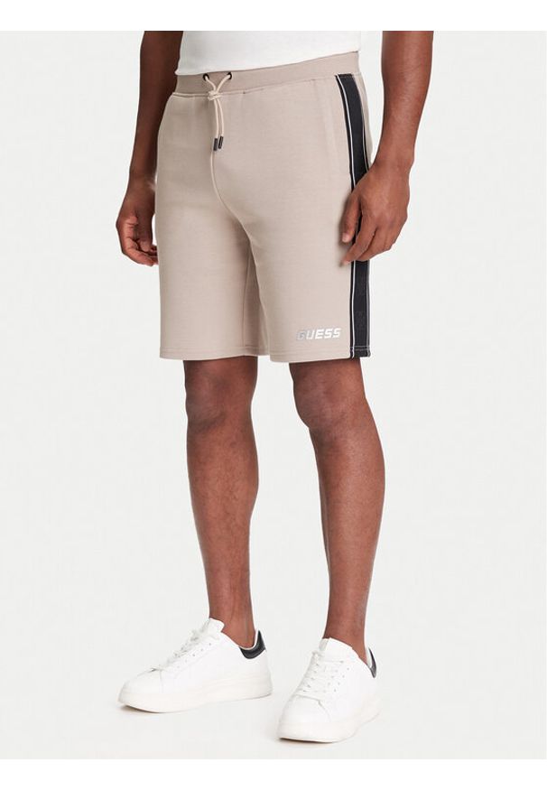 Guess Szorty sportowe Z4RD04 KB3P2 Beżowy Regular Fit. Kolor: beżowy. Materiał: syntetyk, bawełna. Styl: sportowy