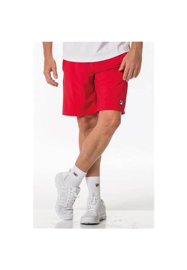 Spodnie treningowe męskie Fila Santana. Kolor: czerwony. Materiał: dresówka. Długość: krótkie. Sport: turystyka piesza
