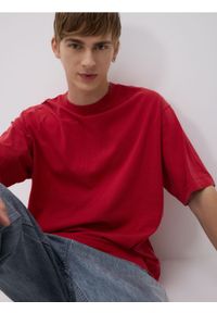 Reserved - T-shirt boxy - czerwony. Kolor: czerwony. Materiał: dzianina, bawełna #1
