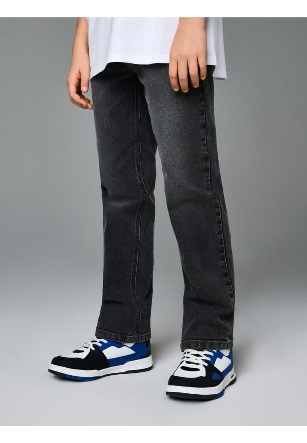 Sinsay - Jeansy straight z efektem sprania - szary. Kolor: szary