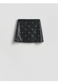 Reserved - Spódnica mini z sercami - czarny. Kolor: czarny. Materiał: skóra #1