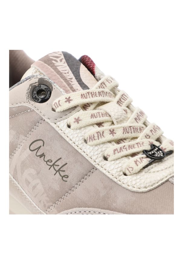 Sneakersy damskie Anekke, ze skóry naturalnej zamszowej sznurowanie lekka podeszwa sportowy styl casual, białe, 42370-482. Okazja: na co dzień. Zapięcie: sznurówki. Kolor: biały. Materiał: zamsz, skóra. Szerokość cholewki: normalna. Wzór: aplikacja