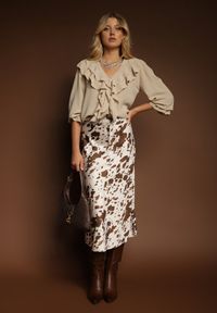 Renee - Jasnobeżowa Koszula z Falbankami Ravedia. Okazja: na imprezę, na co dzień. Typ kołnierza: kołnierz z falbankami. Kolor: beżowy. Styl: casual, elegancki