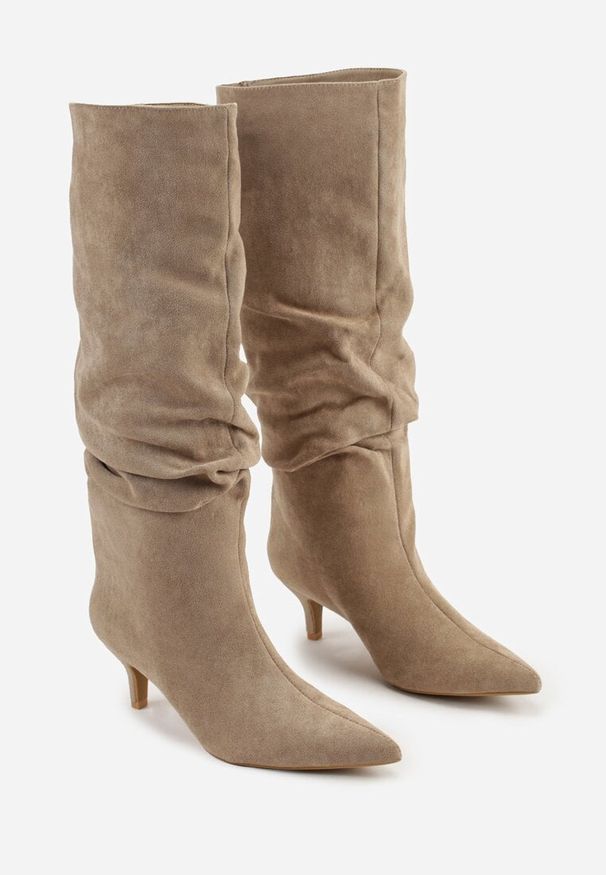 Born2be - Ciemnobeżowe Marszczone Kozaki na Obcasie Typu Kaczuszka Alevitte. Okazja: na co dzień. Zapięcie: bez zapięcia. Kolor: beżowy. Materiał: jeans. Obcas: na obcasie. Styl: casual, elegancki. Wysokość obcasa: średni