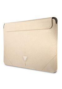 Guess Saffiano Triangle Logo Sleeve - 16'' beżowy. Kolor: beżowy. Materiał: materiał, skóra ekologiczna