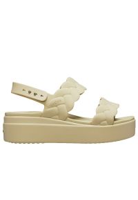 Klapki Crocs Brooklyn Woven Low Wedge 209977-212 - beżowe. Kolor: beżowy. Materiał: materiał. Wzór: paski. Sezon: lato. Obcas: na platformie. Styl: klasyczny