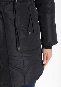 Born2be - Czarna Kurtka Pikowana o Długim Kroju z Kapturem z Futrem Ściągana w Talii Mazilie. Typ kołnierza: kaptur. Kolor: czarny. Materiał: futro. Długość rękawa: długi rękaw. Długość: długie. Styl: elegancki #6