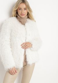 Born2be - Jasnobeżowa Kurtka Futerko na Metalowe Zaczepy Esaliren. Okazja: na co dzień. Kolor: beżowy. Materiał: futro. Styl: klasyczny, casual, elegancki #4