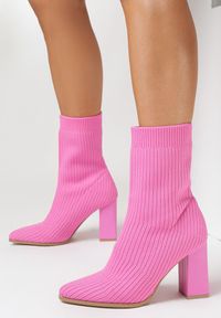 Born2be - Różowe Botki z Elastyczną Cholewką Tamira. Okazja: na co dzień. Zapięcie: bez zapięcia. Kolor: różowy. Szerokość cholewki: normalna. Wzór: geometria, prążki. Materiał: materiał, wełna, zamsz. Sezon: jesień, zima. Obcas: na obcasie. Styl: casual. Wysokość obcasa: wysoki #4