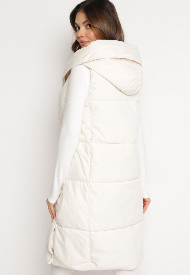 Born2be - Jasnobeżowa Długa Kamizelka z Nieodpinanym Kapturem i Wsuwanymi Kieszeniami Almanessa. Kolor: beżowy. Długość: długie. Wzór: aplikacja