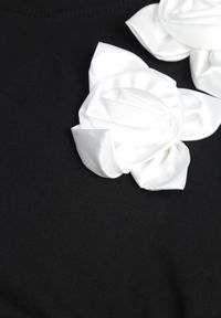 Born2be - Czarno-Biały Klasyczny T-shirt z Bawełny Zdobiony Aplikacją 3D w Kształcie Kwiatów Noebel. Okazja: na co dzień. Kolor: czarny. Materiał: bawełna. Wzór: kwiaty, aplikacja. Sezon: lato. Styl: klasyczny #3