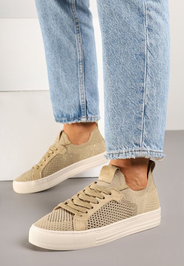 Renee - Ciemnobeżowe Sneakersy Ozdobione Siateczką Varlio. Okazja: na co dzień. Kolor: beżowy. Materiał: jeans. Wzór: aplikacja