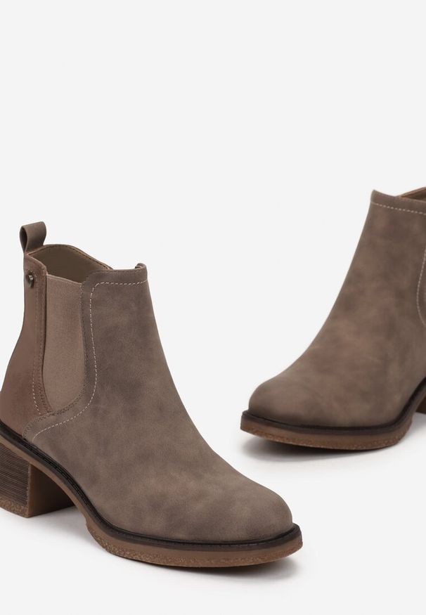 Renee - Ciemnobeżowe Botki na Słupku z Ekozamszu Otielo. Kolor: beżowy. Obcas: na słupku. Styl: elegancki