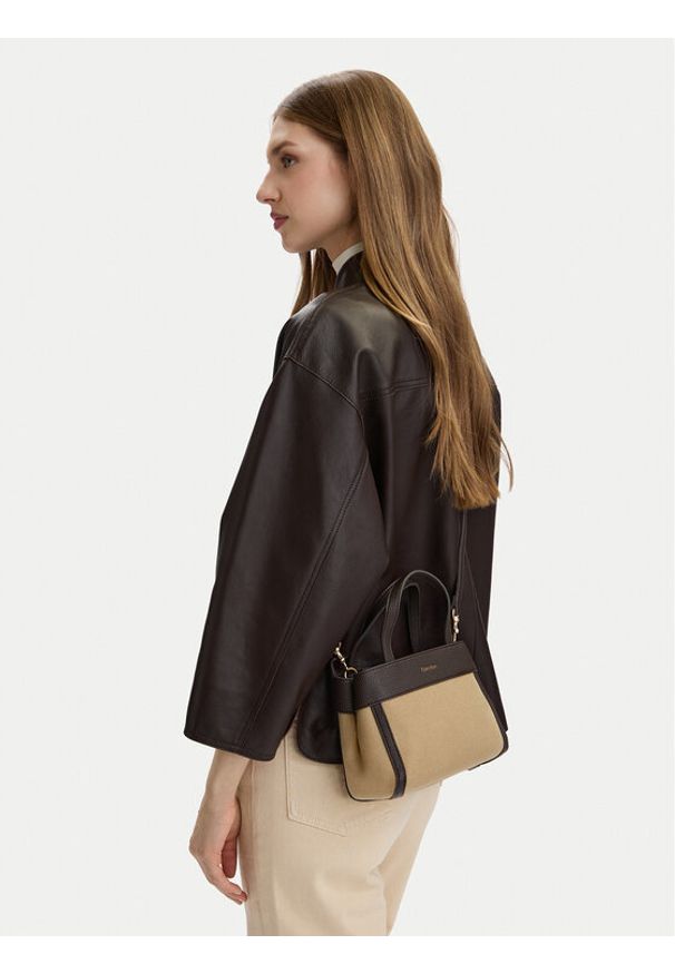 Calvin Klein Torebka Ck Canvas Mini Tote Crossbody LV04F3504G Brązowy. Kolor: brązowy