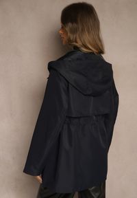 Renee - Granatowa Kurtka Parka o Klasycznym Kroju z Kapturem Cenelle. Okazja: na spacer. Typ kołnierza: kaptur. Kolor: niebieski. Materiał: jeans. Styl: klasyczny