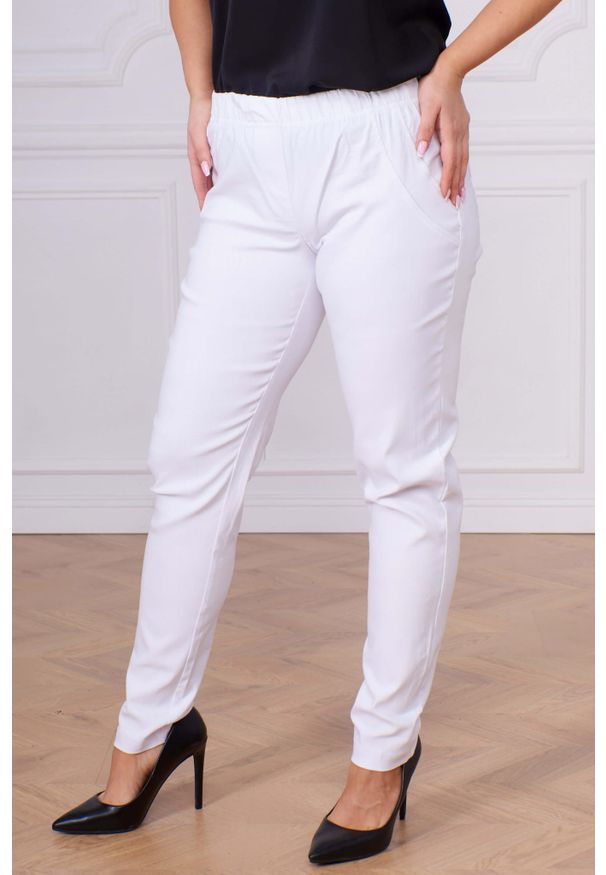 Nasi partnerzy - Klasyczne białe spodnie Nita ze zwężoną nogawką PLUS SIZE XXL. Okazja: na spacer, na co dzień, do pracy. Kolekcja: plus size. Kolor: biały. Materiał: tkanina, elastan, włókno, materiał, poliester, wiskoza. Długość: krótkie. Styl: klasyczny