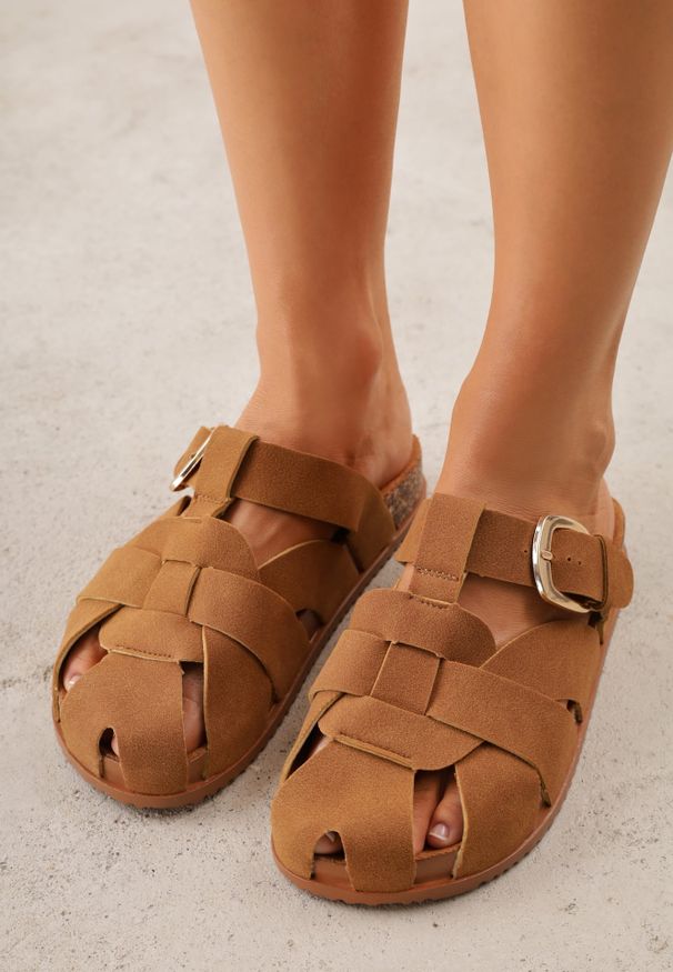 Renee - Brązowe Klapki Typu Mule z Wycięciami i Paskiem z Klamerką Kassale. Kolor: brązowy. Materiał: jeans. Sezon: lato. Styl: boho