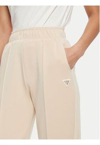 Guess Spodnie dresowe V5RB11 KCAY2 Beżowy Regular Fit. Kolor: beżowy. Materiał: syntetyk