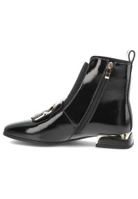 Czarne Botki S.Barski Stylowe Buty Damskie Z Broszką. Zapięcie: klamry. Kolor: czarny. Materiał: lakier, skóra. Sezon: zima, jesień. Obcas: na obcasie. Styl: elegancki. Wysokość obcasa: średni #3