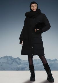 Born2be - Czarna Długa Kurtka Zapinana na Suwak i Napy z Kapturem Tasperia. Okazja: na co dzień, do pracy, na spotkanie biznesowe. Typ kołnierza: kaptur. Kolor: czarny. Materiał: jeans. Długość rękawa: długi rękaw. Długość: długie. Styl: biznesowy, casual, elegancki #2