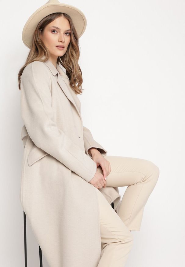 Born2be - Jasnobeżowy Dwurzędowy Płaszcz Wiązany w Pasie Opulica. Okazja: na spacer, na spotkanie biznesowe, na co dzień. Kolor: beżowy. Materiał: jeans, tkanina. Styl: elegancki, casual, klasyczny, biznesowy