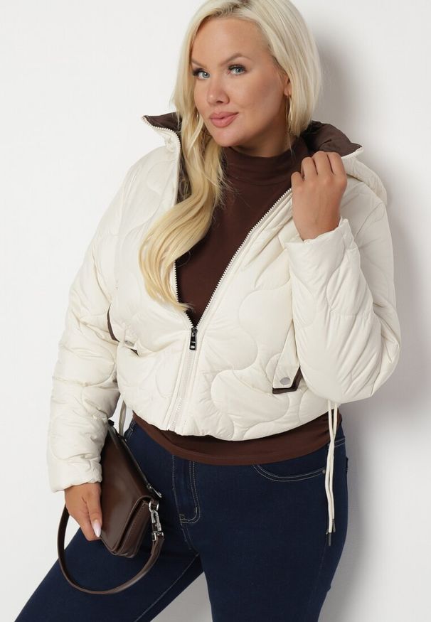 Born2be - Jasnobeżowa Kurtka Krótka z Pikowaniem i Odpinanym Kapturem Taraes. Okazja: na co dzień. Kolekcja: plus size. Kolor: beżowy. Materiał: jeans. Długość: krótkie. Styl: elegancki, casual