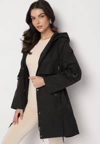 Born2be - Czarny Płaszcz Kurtka Przeciwwiatrowa z Kapturem Amilina. Okazja: na spacer, na co dzień. Typ kołnierza: kaptur. Kolor: czarny. Materiał: wełna, jeans. Wzór: aplikacja. Styl: casual, elegancki #1