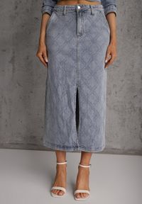 Renee - Niebieska Jeansowa Spódnica z Bawełny Zdobiona Printem w Romby i Rozcięciem Chrissna. Kolor: niebieski. Materiał: bawełna, jeans. Wzór: nadruk, aplikacja. Styl: elegancki #5
