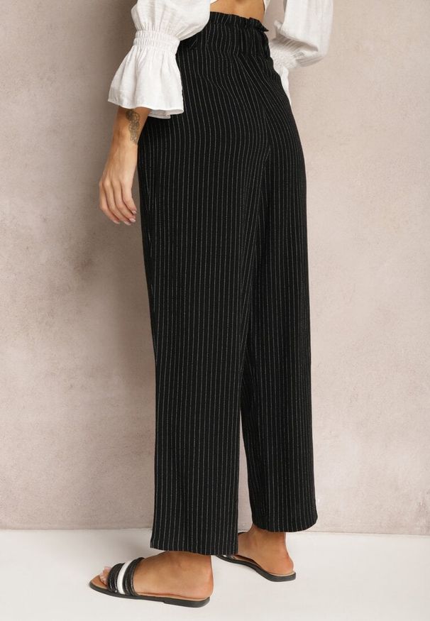 Renee - Czarne Spodnie Regular w Prążki High Waist Sallamia. Okazja: na co dzień. Stan: podwyższony. Kolor: czarny. Materiał: tkanina. Wzór: prążki. Styl: klasyczny, elegancki, casual