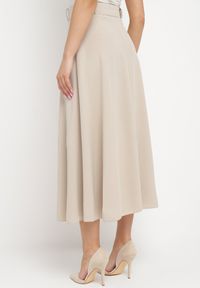 Born2be - Jasnobeżowa Gładka Spódnica Maxi z Gumką w Pasie i Klamrą Orirsa. Kolor: beżowy. Wzór: gładki. Styl: elegancki #5