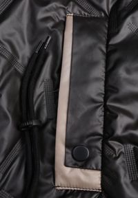 Born2be - Czarna Pikowana Kurtka z Odpinanym Kapturem i Dłuższym Tyłem Harmenope. Okazja: na co dzień. Kolekcja: plus size. Kolor: czarny. Materiał: poliester, jeans. Długość: długie. Styl: casual #2