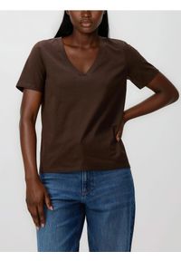 Reserved - T-shirt regular z dekoltem V - ciemnobrązowy. Kolor: brązowy. Materiał: dzianina, bawełna