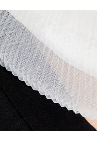 MACH&MACH - Biały top z bufiastymi rękawami. Kolor: biały. Materiał: jedwab, tkanina. Długość rękawa: długi rękaw. Długość: długie. Wzór: motyw z bajki. Styl: elegancki #3