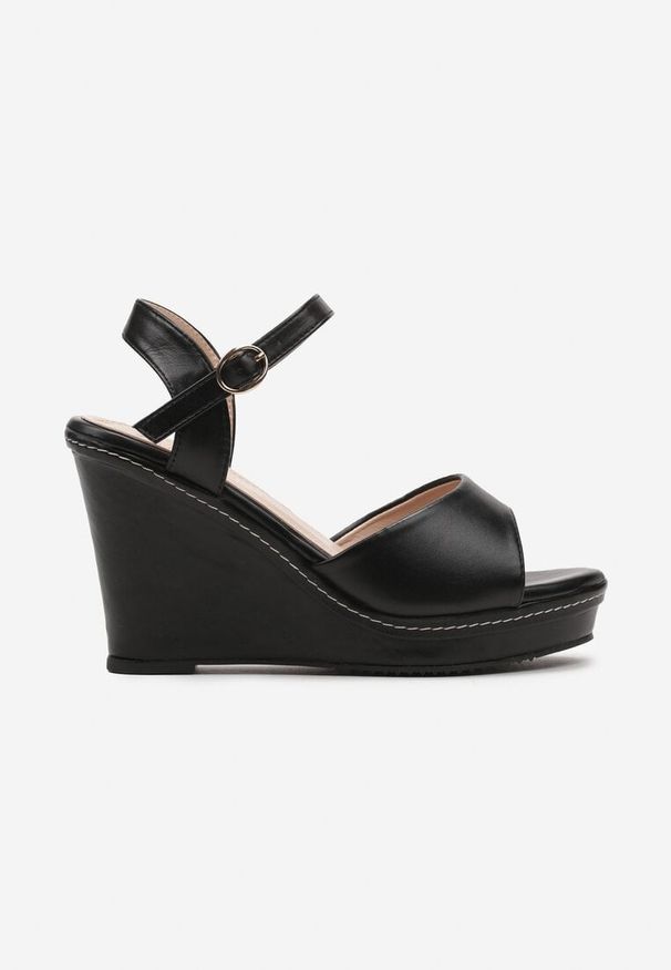 Born2be - Czarne Sandały na Koturnie Zapinane przy Kostce Illoria. Okazja: na co dzień. Kolor: czarny. Materiał: len. Obcas: na koturnie. Styl: klasyczny, casual, elegancki
