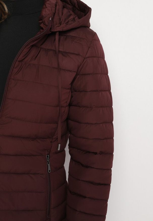 Born2be - Bordowa Pikowana Kurtka z Kapturem i Sznurkami Miviana. Okazja: na spacer. Typ kołnierza: kaptur. Kolor: czerwony. Materiał: jeans. Długość rękawa: długi rękaw. Długość: długie