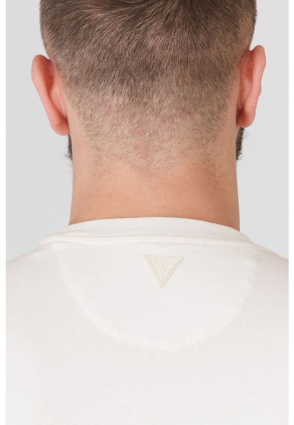 Guess - GUESS Biały t-shirt męski z logo w moro. Kolor: biały. Wzór: moro