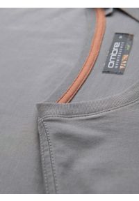 Ombre Clothing - Męski t-shirt z dekoltem na guziki i zamszowym wykończeniem – szary V3. Okazja: na co dzień. Kolor: szary. Materiał: zamsz. Wzór: gładki. Styl: klasyczny, casual